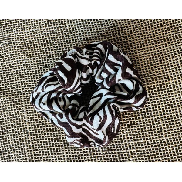 SCRUNCHIE - ESTAMPA ZEBRA - TONS DE MARROM 