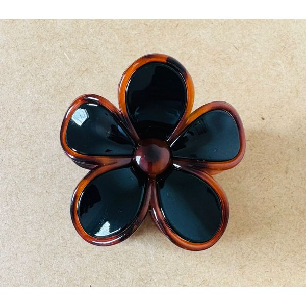 PIRANHA FLOR - COR PRETA COM DETALHES EM MARROM 