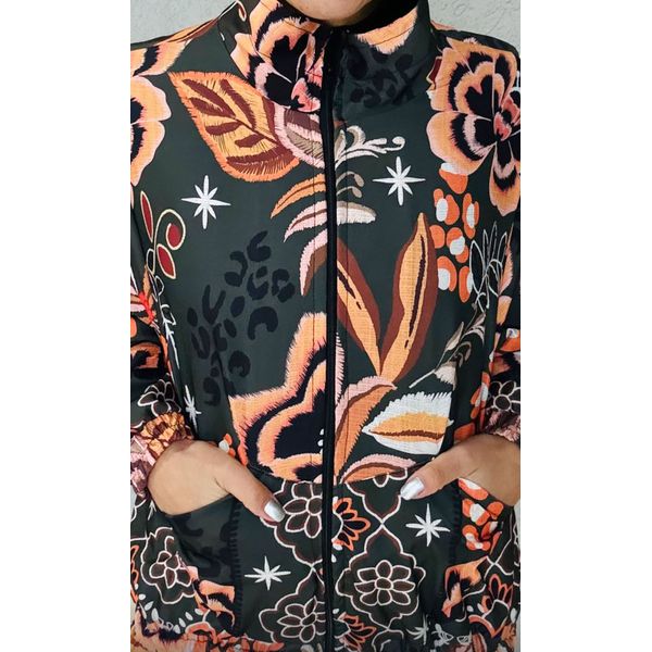 CORTA VENTO ESTAMPADO - SEM CAPUZ - FLORAL - TONS DE VERDE, AMARELO E BRANCO 