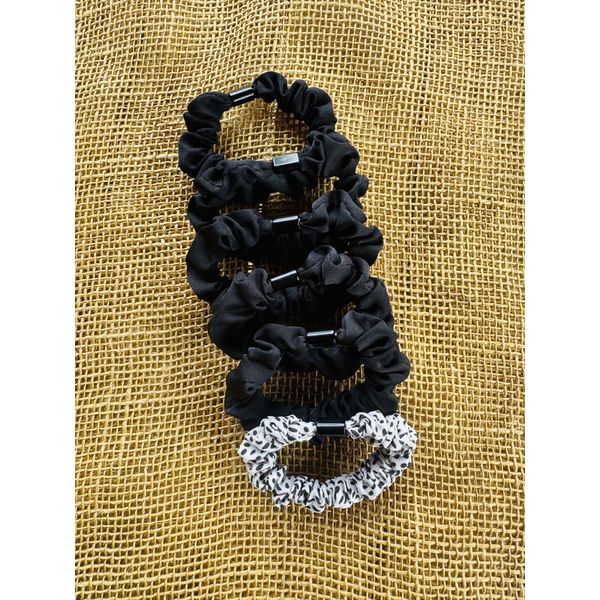 KIT ELASTICOS PARA CABELO - 6 unidades (5 cor preta e 1 animal print preto e branco) 