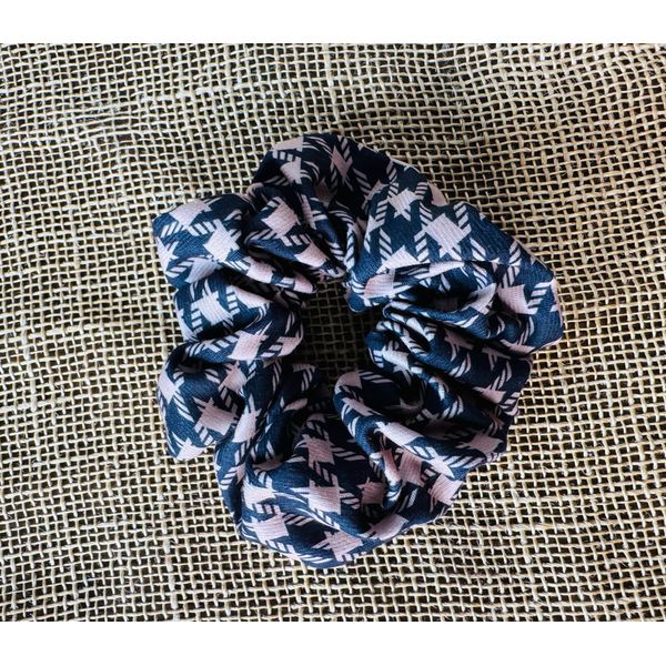 SCRUNCHIE - QUADRICULADO - TONS DE MARROM 