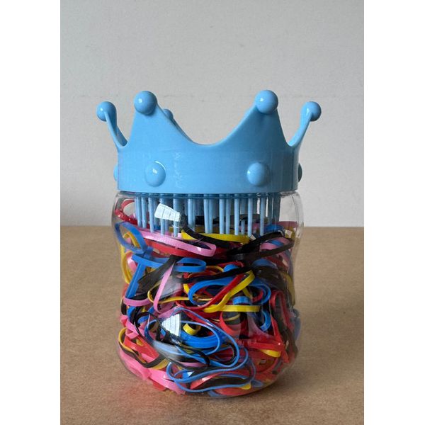  POTE DE ELÁSTICOS PARA CABELO - TAMPA PODE SER UTILIZADA COMO ESCOVA DE CABELO (COR AZUL)