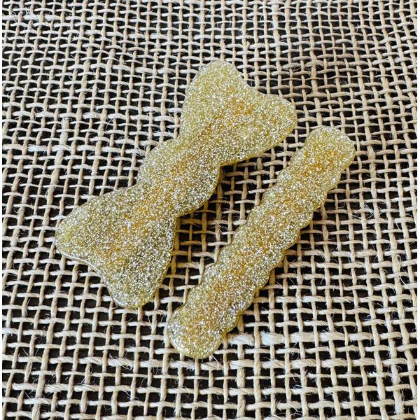 PRESILHAS - KIT COM 2 UN.- UM MODELO LAÇO - COM BRILHO - COR AMARELA 