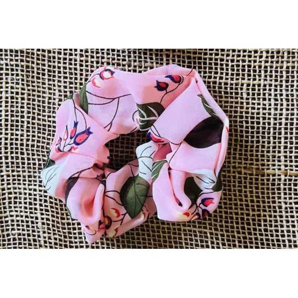 SCRUNCHIE - FLORAL - FUNDO ROSA 