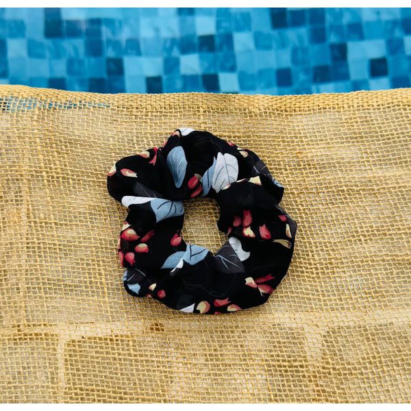 SCRUNCHIE - FLORAL - FUNDO COR PRETA 