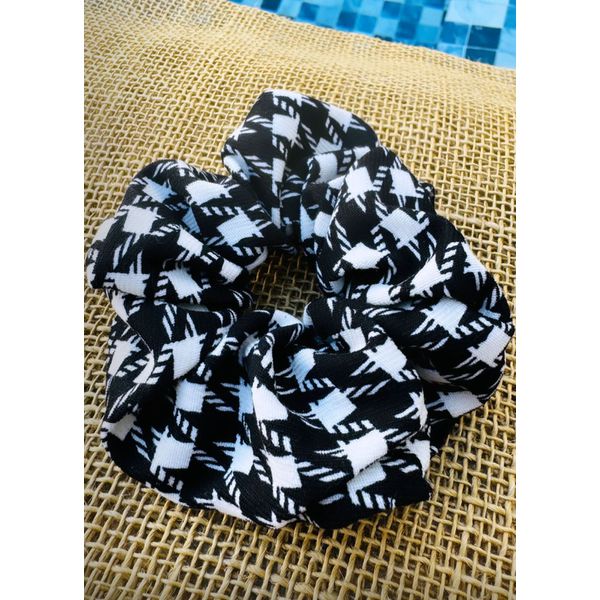 SCRUNCHIE - QUADRICULADO - PRETO E BRANCO 