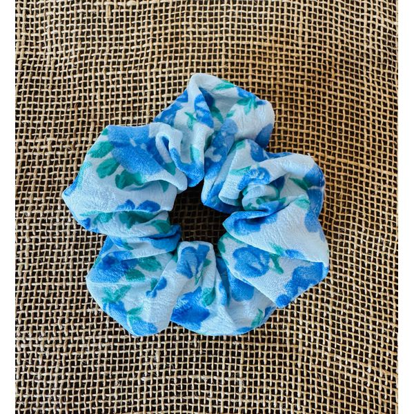 SCRUNCHIE - FLORAL - TONS DE AZUL E VERDE 