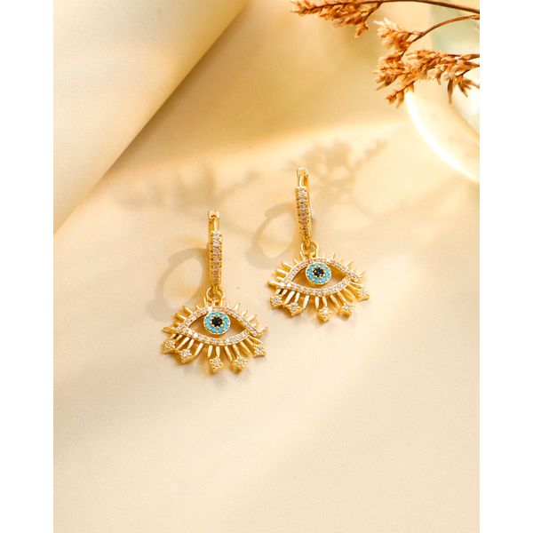 BRINCO ARGOLINHA CRAVEJADA OLHO GREGO - FOLHEADO A OURO 18K