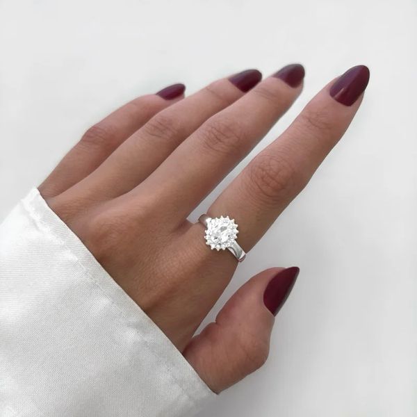 ANEL OVAL CRAVEJADO ZIRCÔNIA CRISTAL ARO LISO PRAT... - My Prata Joias