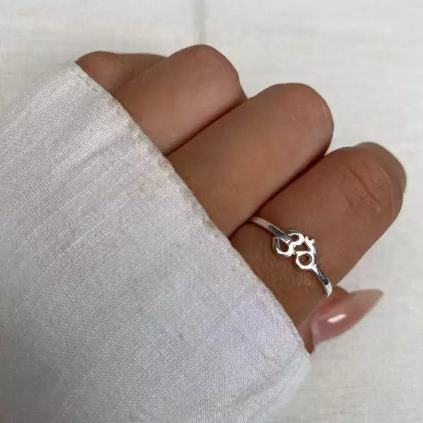 ANEL SÍMBOLO DO OM PRATA 925 - My Prata Joias