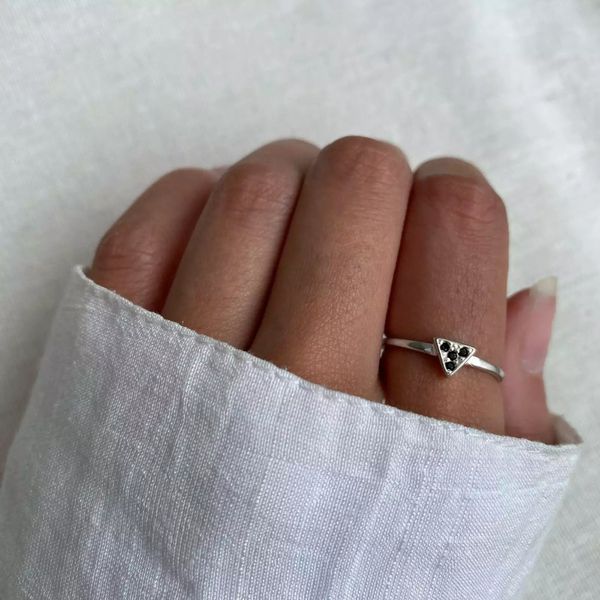 ANEL TRIÂNGULO ZIRCÔNIA ONIX PRATA 925 - My Prata Joias