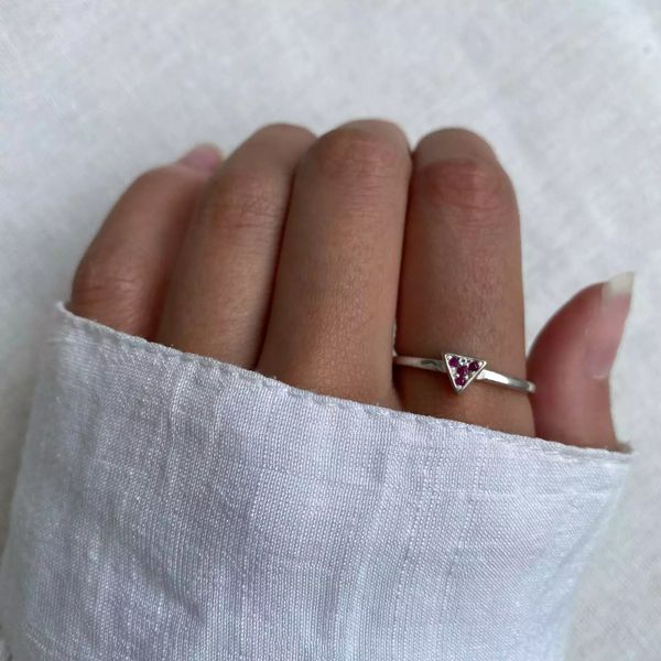 ANEL TRIÂNGULO ZIRCÔNIA ROSA ESCURO PRATA 925 - My Prata Joias