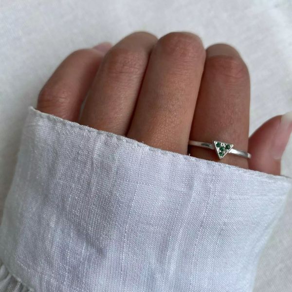 ANEL TRIÂNGULO ZIRCÔNIA VERDE PRATA 925 - My Prata Joias