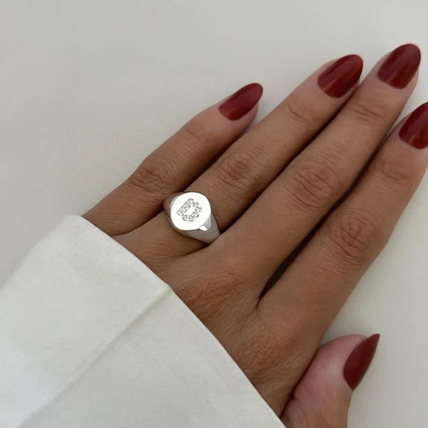 ANEL LETRA D CRAVEJADO ZIRCÔNIA CRISTAL PRATA 925 - My Prata Joias