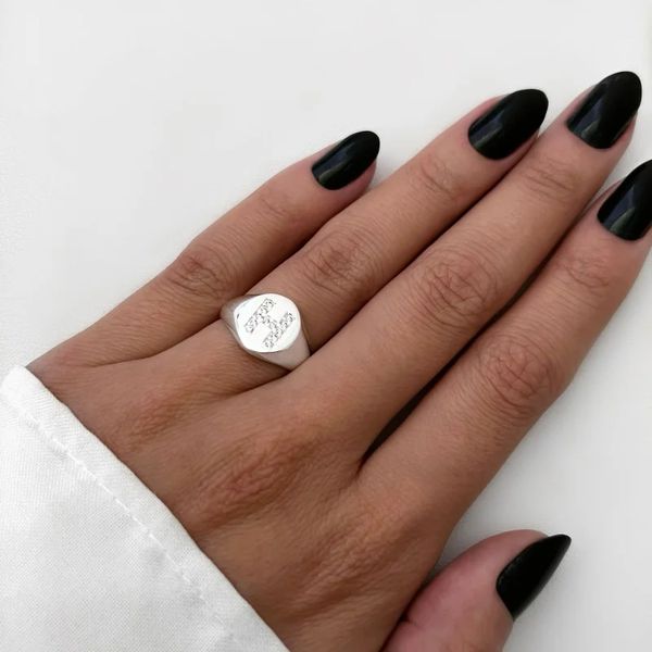 ANEL SINETE REDONDO LETRA H ZIRCÔNIA CRISTAL PRATA... - My Prata Joias