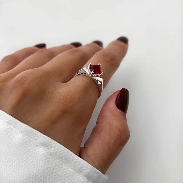 ANEL SOLITÁRIO ZIRCÔNIA VERMELHO ESCURO PRATA 925 - My Prata Joias