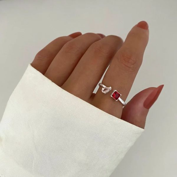 ANEL REGULÁVEL GOTA E QUADRADO ZIRCÔNIA VERMELHA E... - My Prata Joias