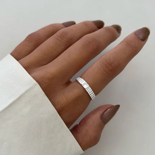 ANEL SOLITÁRIO COM ZIRCÔNIAS CRISTAIS PRATA 925 - My Prata Joias