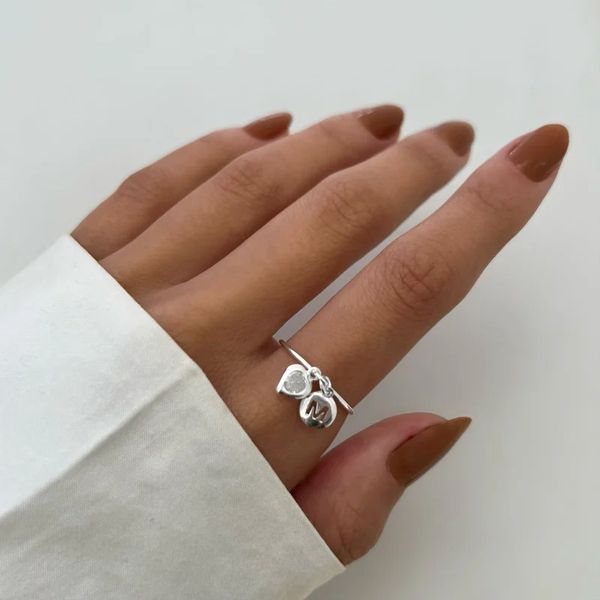 ANEL ARO FINO CORAÇÃO ZIRCÔNIA CRISTAL PLACA LETRA... - My Prata Joias