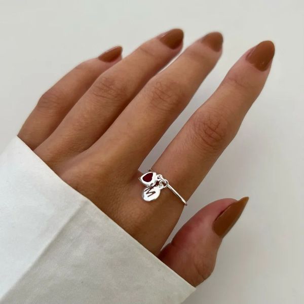 ANEL ARO FINO CORAÇÃO ZIRCÔNIA VERMELHO PLACA LETR... - My Prata Joias