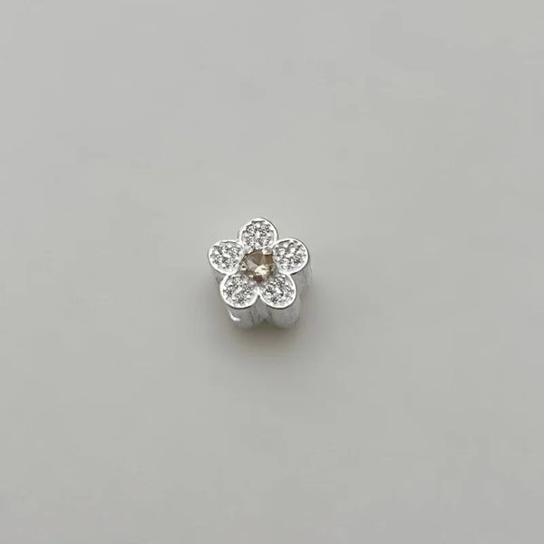 BERLOQUE FLOR CRAVEJADO ZIRCÔNIA CRISTAL E CHAMPAN... - My Prata Joias