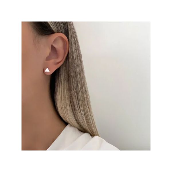 BRINCO TRIÂNGULO LISO PRATA 925 - My Prata Joias