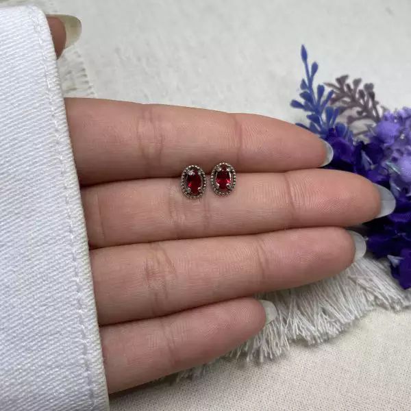 BRINCO OVAL ZIRCÔNIA VERMELHA PRATA 925 - My Prata Joias