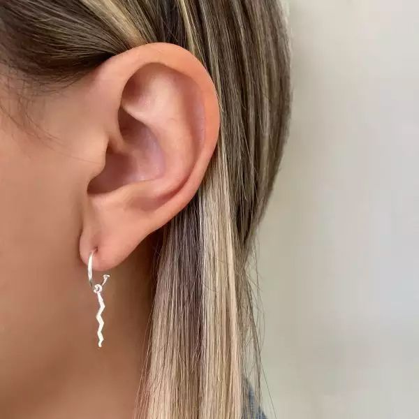 BRINCO MEIA ARGOLA COM PINGENTE RAIO PRATA 925 - My Prata Joias