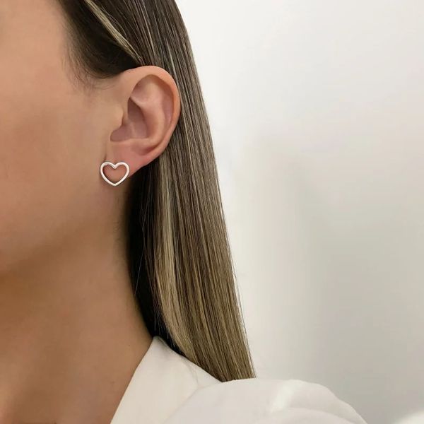 BRINCO CORAÇÃO LISO VAZADO PRATA 925 - My Prata Joias