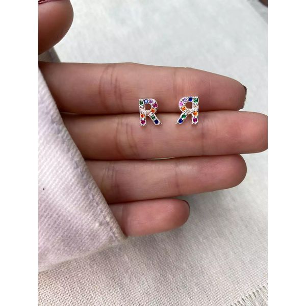 BRINCO CRAVEJADO LETRA ZIRCÔNIA COLOR PRATA 925 - My Prata Joias