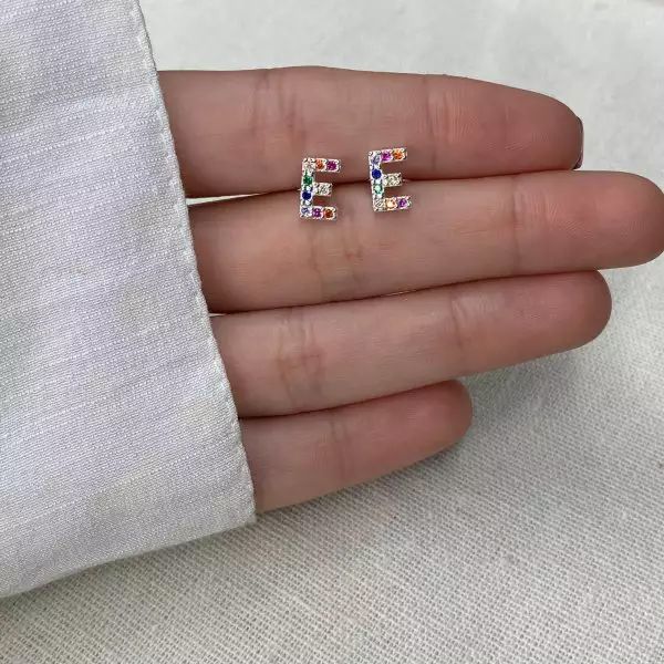 BRINCO LETRA CRAVEJADA ZIRCÔNIA COLOR PRATA 925 - My Prata Joias