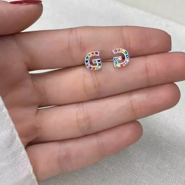 BRINCO LETRA CRAVEJADA ZIRCÔNIA COLOR PRATA 925 - My Prata Joias