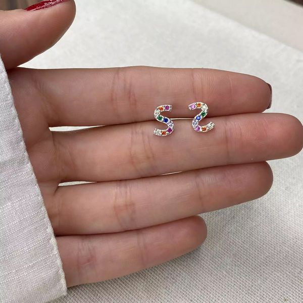 BRINCO LETRA CRAVEJADA ZIRCÔNIA COLOR PRATA 925 - My Prata Joias