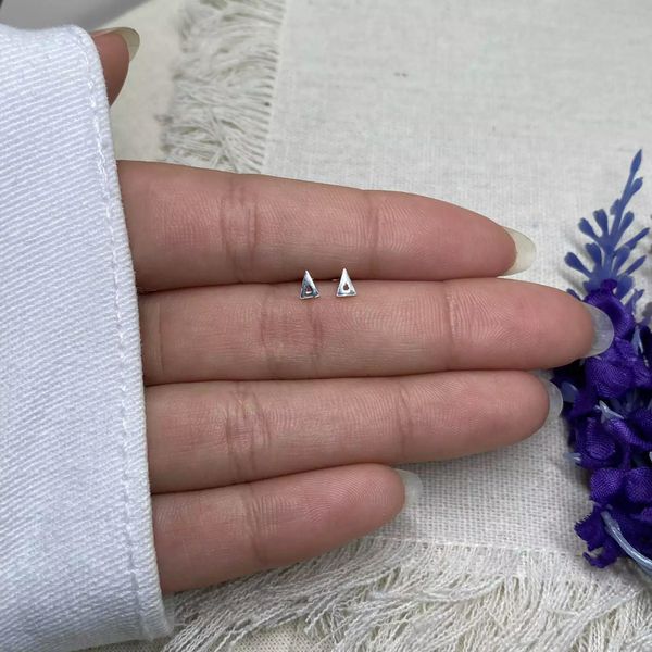 BRINCO TRIÂNGULO LISO PRATA 925 - My Prata Joias