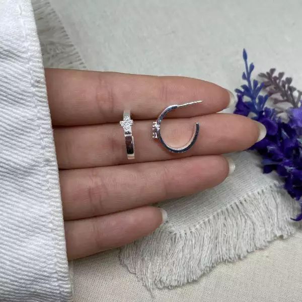 BRINCO MEIA ARGOLA CRUZ CRAVEJADA P PRATA 925 - My Prata Joias