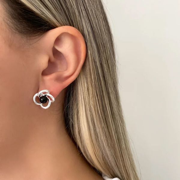 BRINCO FLOR COM BOLA PRETA PRATA 925 - My Prata Joias