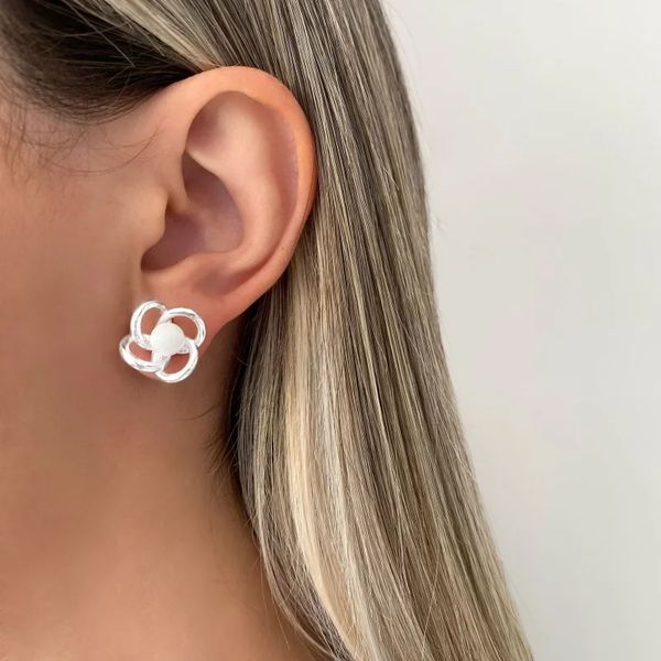 BRINCO FLOR COM BOLA BRANCA PRATA 925 - My Prata Joias