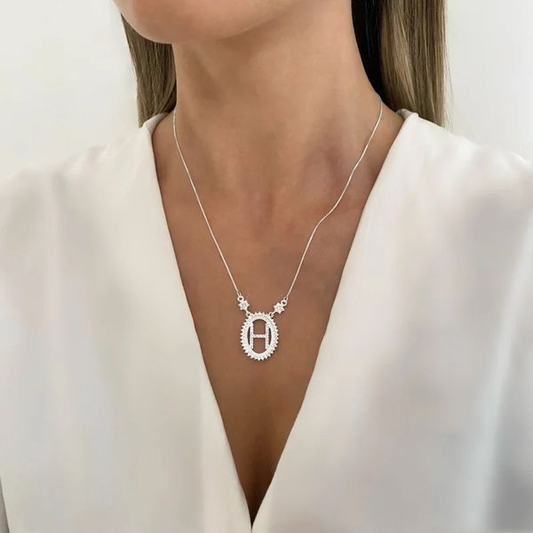 GARGATILHA CRAVEJADA LETRA H ZIRCÔNIA CRISTAL PRAT... - My Prata Joias