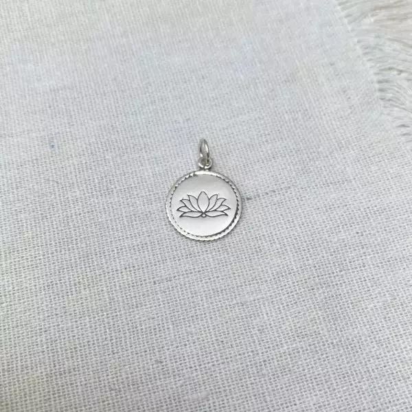 PINGENTE MEDALHA FLOR DE LÓTUS PRATA 925 - My Prata Joias