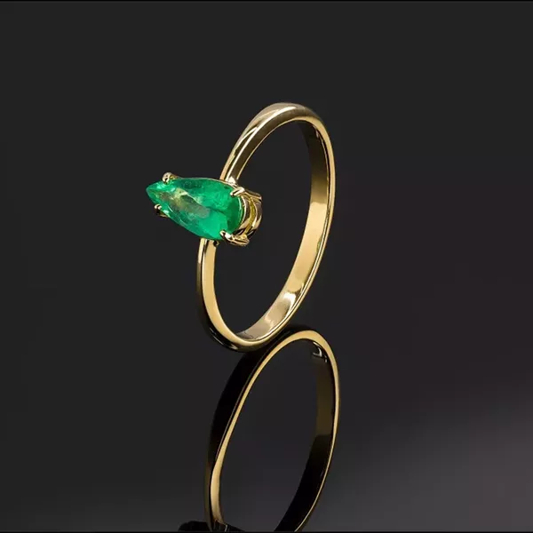 Anel Solitário de Esmeralda Gota
