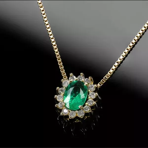 Colar de Esmeralda oval com Diamantes