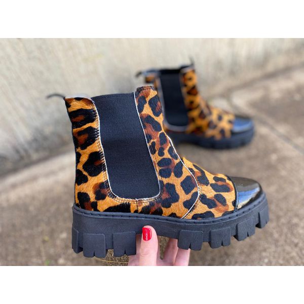 Coturno tratorado Chelsea feminino em couro pêlo onça