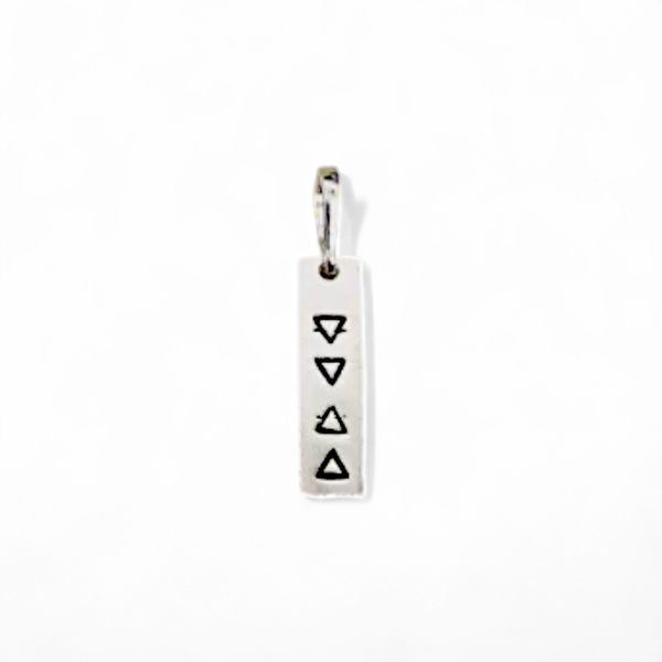 PINGENTE GEOMETRICO TRIANGULO PLACA RETANGULAR