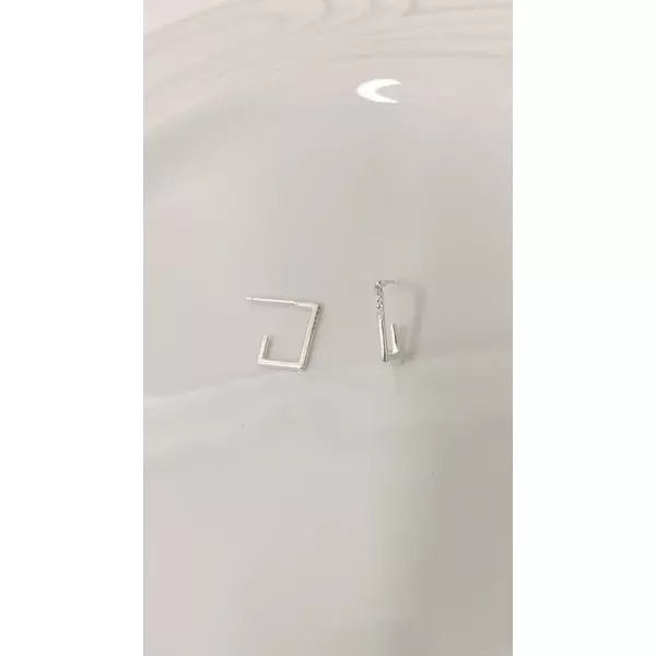 BRINCO MEIA ARGOLA RETANGULAR ZIRCONIA PEQUENO
