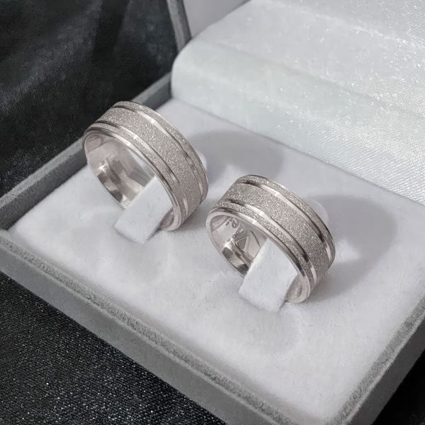 Par de Alianças Namoro Prata Prata 10mm Quadrada 4 Frisos Diamantado 