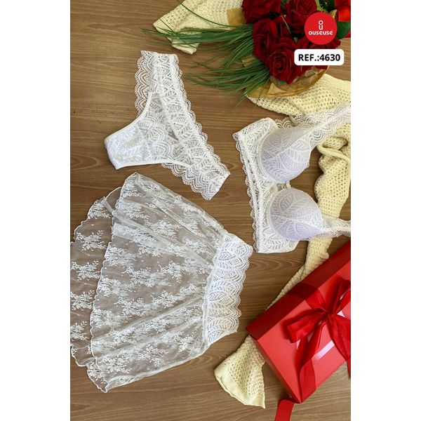 CONJUNTO ALÇA APARENTE COM CALCINHA INTERMEDIARIA E SAINHA TRABALHADA EM RENDA E TULE- branco