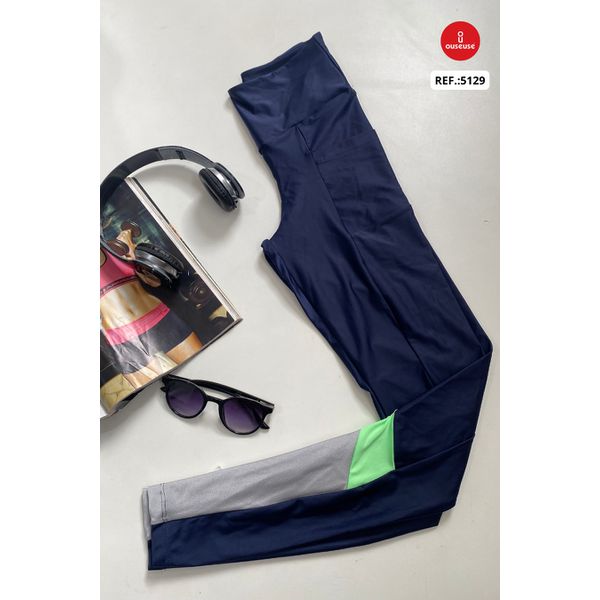 CALÇA LEGGING COM RECORTES E BOLSOS COS ANATOMICO- azul marinho com verde