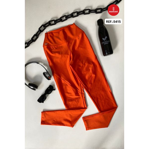 CALÇA LEGGING EM TRILOBAL FIT RECORTES REBATIDO E BOLSOS INVISIVEL NO COS- caqui