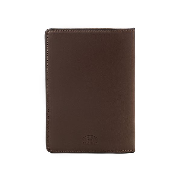 Porta passaporte de couro legítimo 16142 Salerno nas cores café e whisky, com bloqueio de aproximação RFID anti furto, ideal para viagens seguras e com estilo refinado.