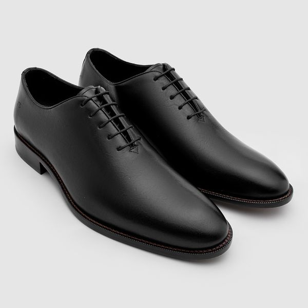 Sapato Wholecut masculino preto da Salerno Prime, confeccionado em couro legítimo, com design clássico e elegante, ideal para ambientes formais e de trabalho.